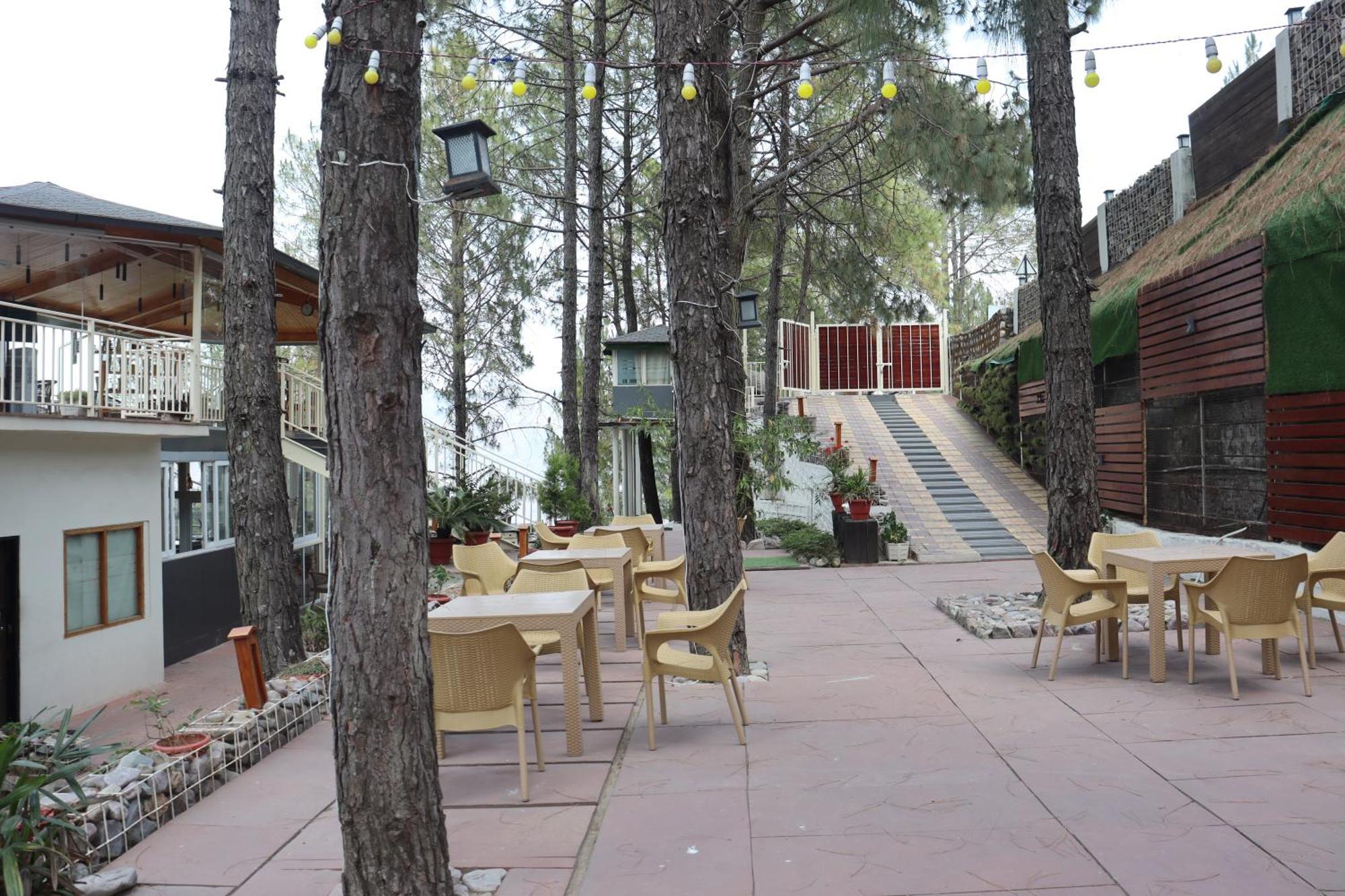 The Woods Retreat Hotel Lansdowne Ngoại thất bức ảnh