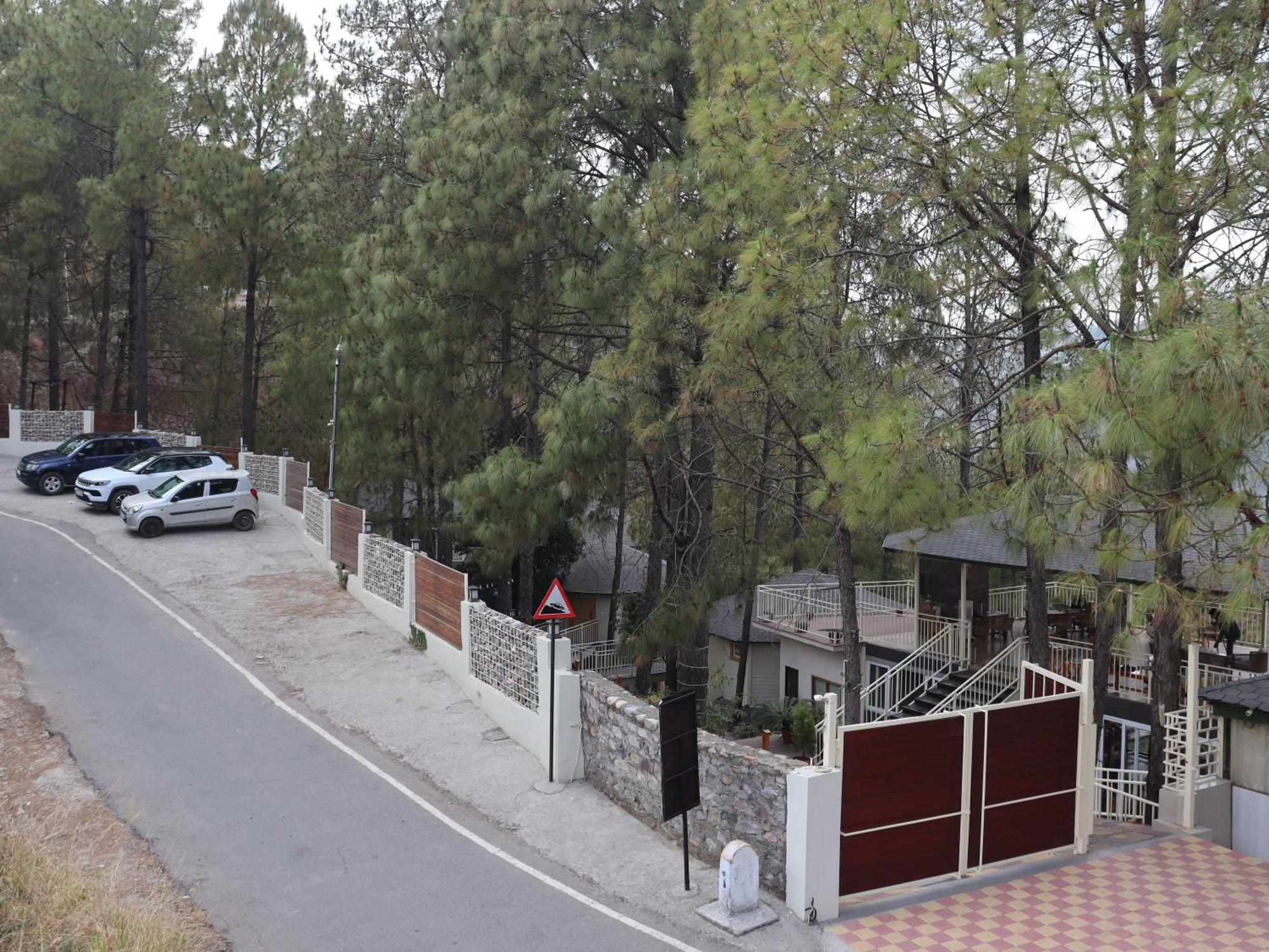 The Woods Retreat Hotel Lansdowne Ngoại thất bức ảnh